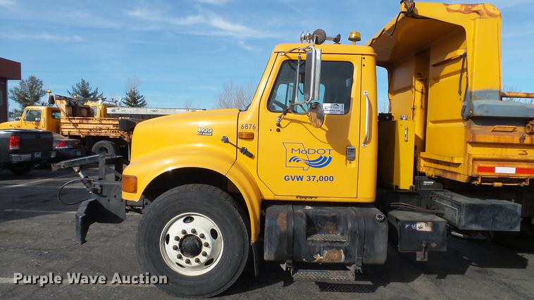 image for item DC5655 2002 International 4900 dump truck