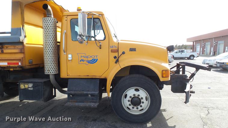 image for item DC5655 2002 International 4900 dump truck