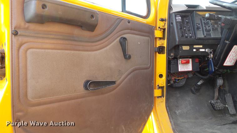 image for item DC5655 2002 International 4900 dump truck