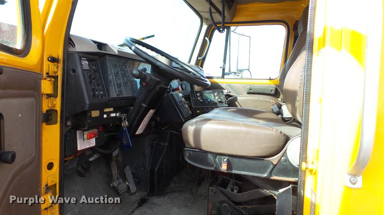 image for item DC5655 2002 International 4900 dump truck