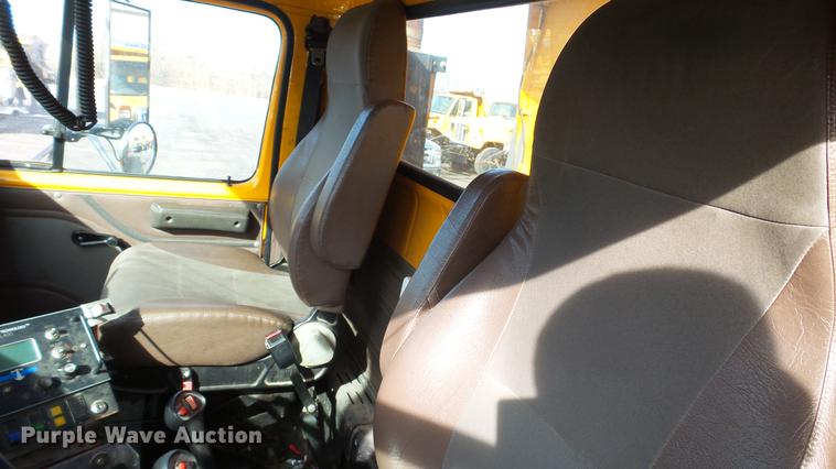 image for item DC5655 2002 International 4900 dump truck