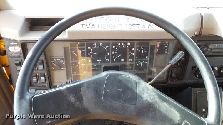 image for item DC5655 2002 International 4900 dump truck