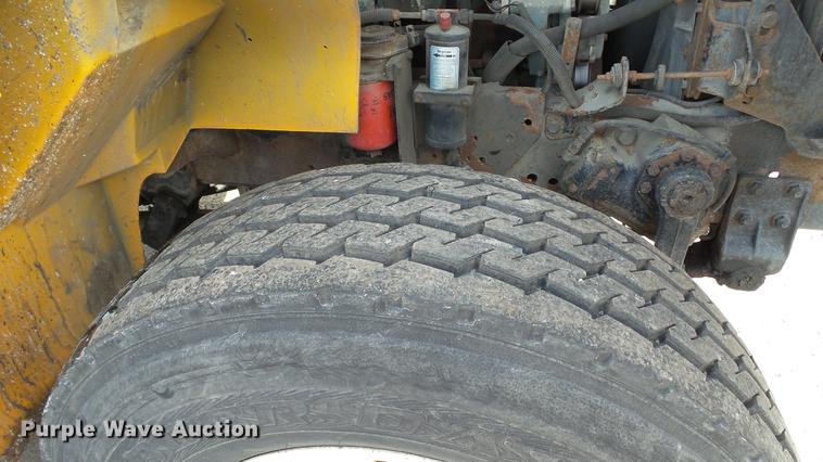 image for item DC5655 2002 International 4900 dump truck