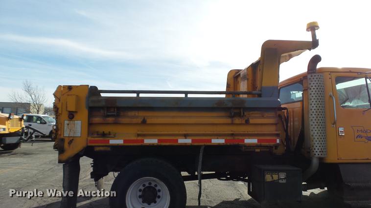 image for item DC5655 2002 International 4900 dump truck