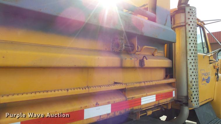 image for item DC5655 2002 International 4900 dump truck