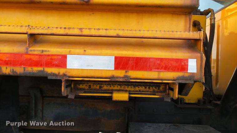 image for item DC5655 2002 International 4900 dump truck