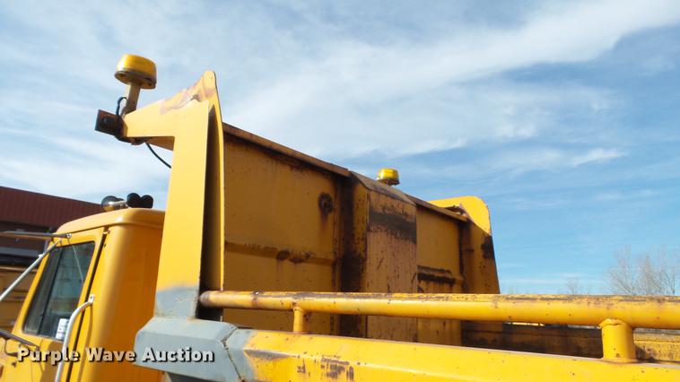 image for item DC5655 2002 International 4900 dump truck