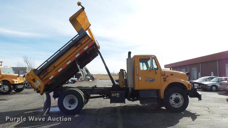 image for item DC5655 2002 International 4900 dump truck