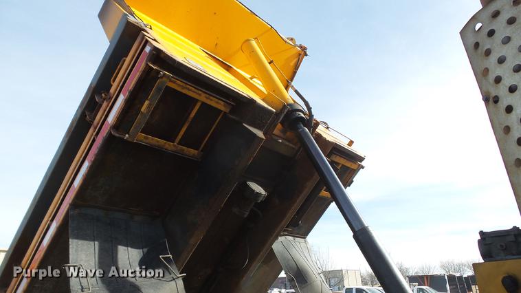 image for item DC5655 2002 International 4900 dump truck