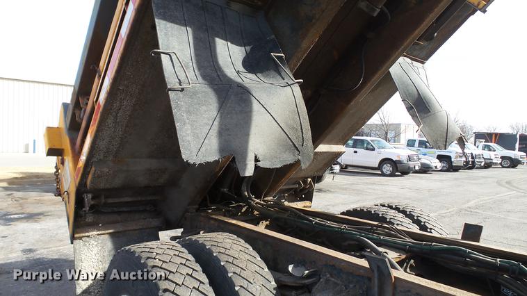 image for item DC5655 2002 International 4900 dump truck