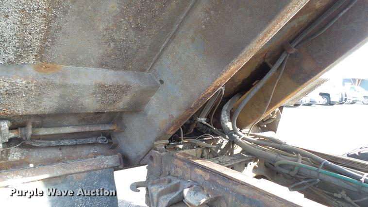 image for item DC5655 2002 International 4900 dump truck