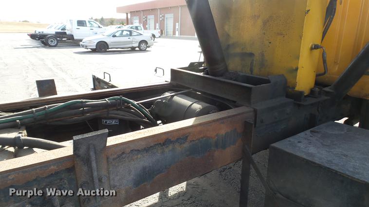 image for item DC5655 2002 International 4900 dump truck