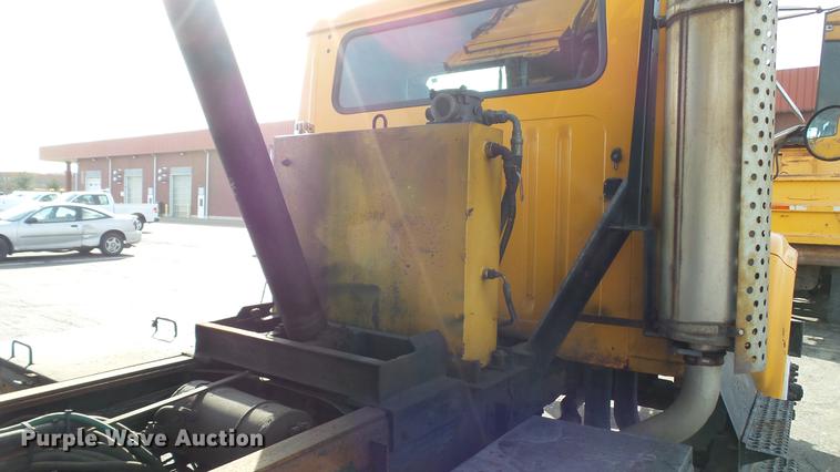 image for item DC5655 2002 International 4900 dump truck