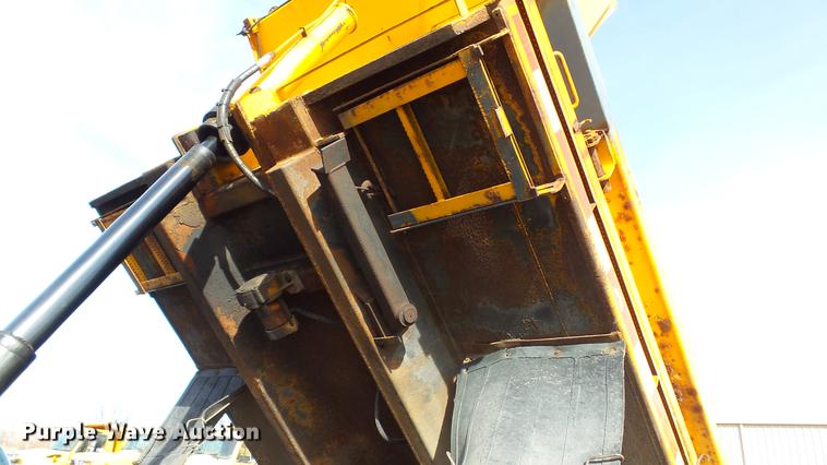 image for item DC5655 2002 International 4900 dump truck