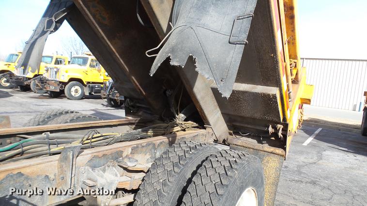 image for item DC5655 2002 International 4900 dump truck