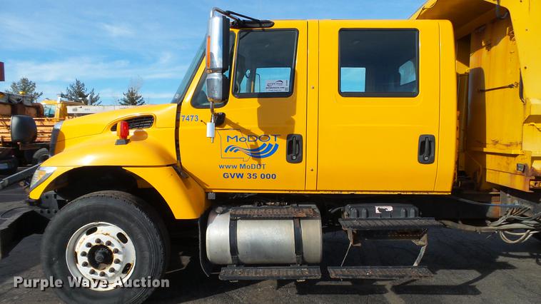 image for item DC5656 2006 International 7400 Crew Cab dump truck