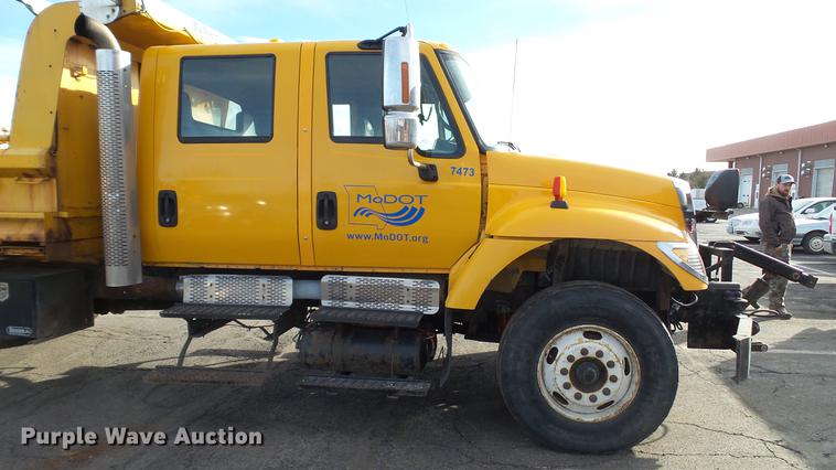 image for item DC5656 2006 International 7400 Crew Cab dump truck