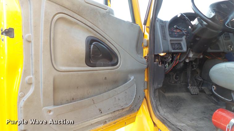 image for item DC5656 2006 International 7400 Crew Cab dump truck