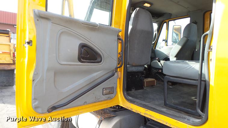 image for item DC5656 2006 International 7400 Crew Cab dump truck