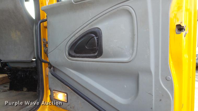 image for item DC5656 2006 International 7400 Crew Cab dump truck