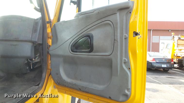 image for item DC5656 2006 International 7400 Crew Cab dump truck