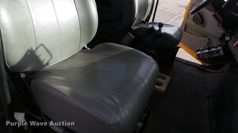 image for item DC5656 2006 International 7400 Crew Cab dump truck