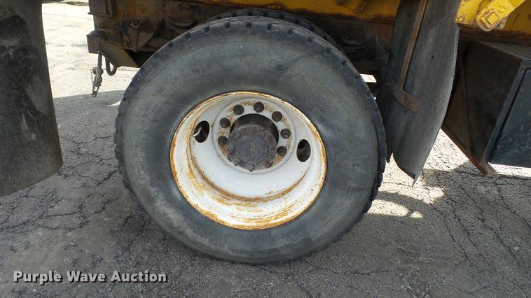 image for item DC5656 2006 International 7400 Crew Cab dump truck