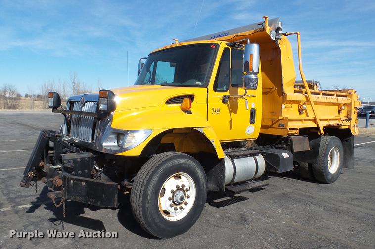image for item DC5657 2006 International 7400 dump truck