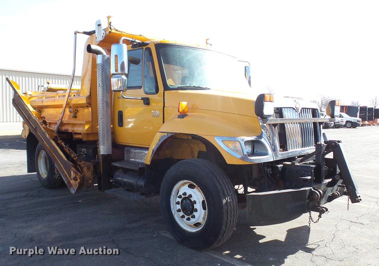 image for item DC5657 2006 International 7400 dump truck