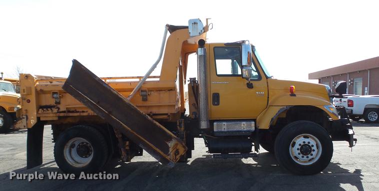 image for item DC5657 2006 International 7400 dump truck