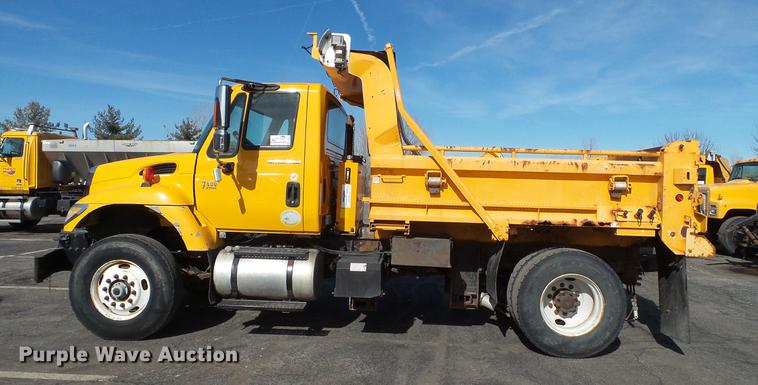 image for item DC5657 2006 International 7400 dump truck