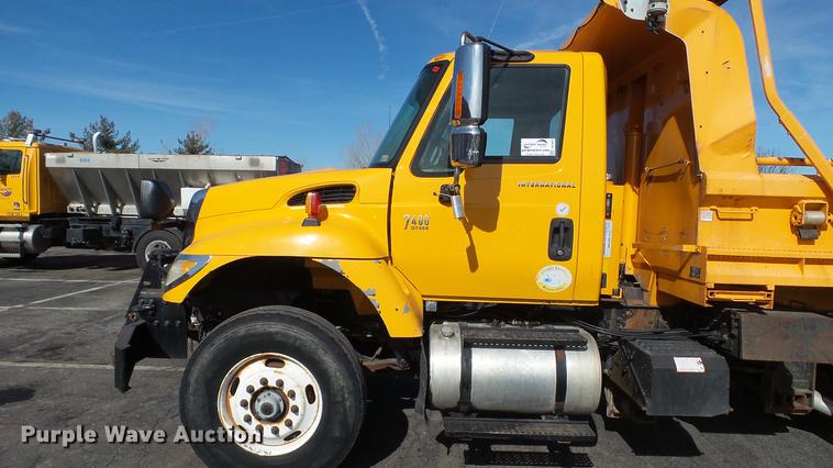 image for item DC5657 2006 International 7400 dump truck