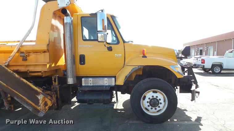 image for item DC5657 2006 International 7400 dump truck