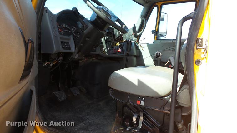 image for item DC5657 2006 International 7400 dump truck