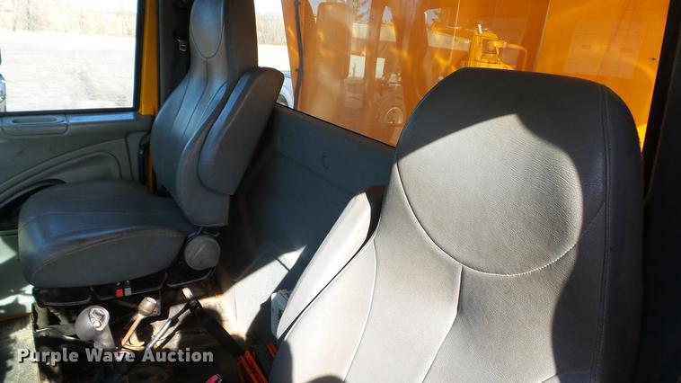 image for item DC5657 2006 International 7400 dump truck