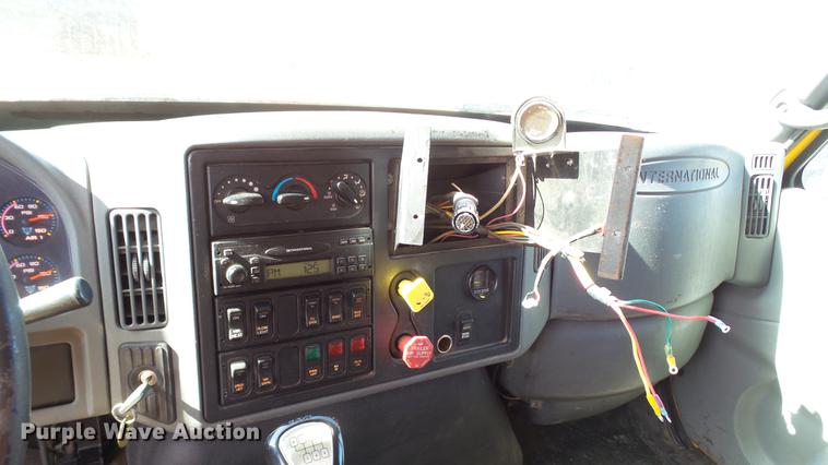 image for item DC5657 2006 International 7400 dump truck