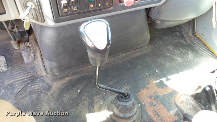 image for item DC5657 2006 International 7400 dump truck