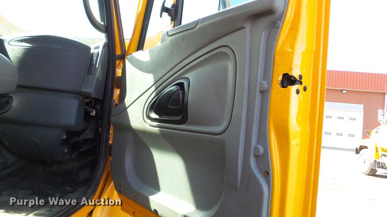 image for item DC5657 2006 International 7400 dump truck