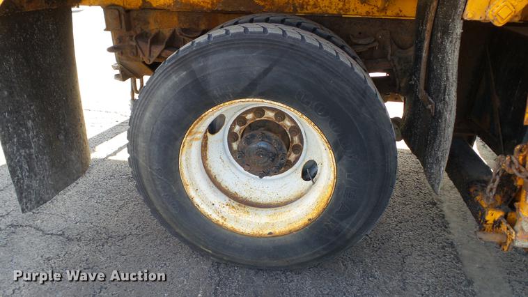 image for item DC5657 2006 International 7400 dump truck