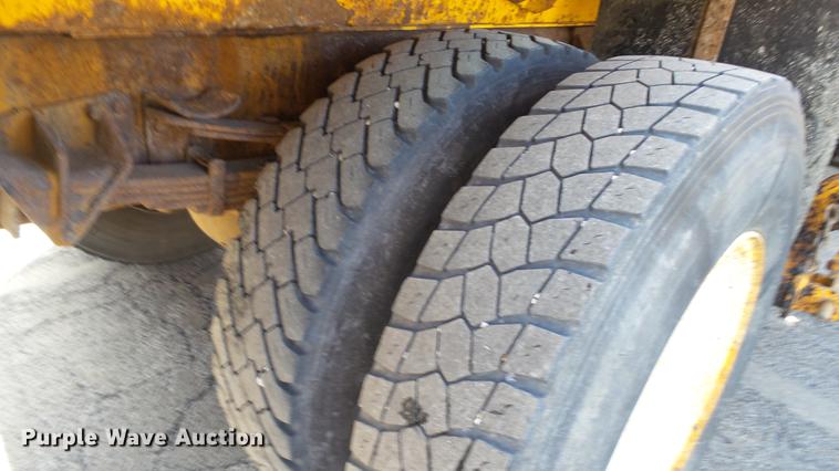 image for item DC5657 2006 International 7400 dump truck