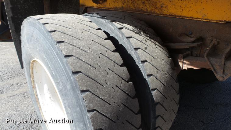 image for item DC5657 2006 International 7400 dump truck