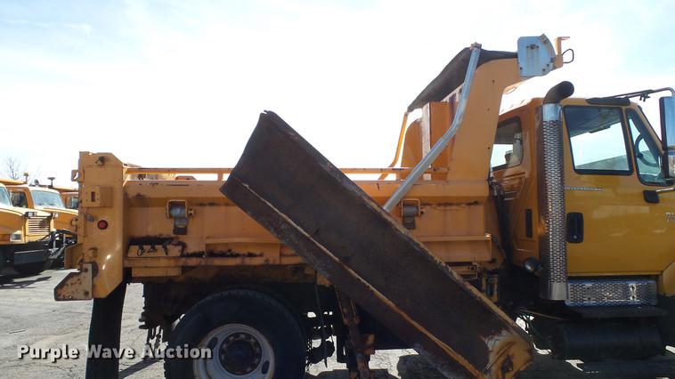 image for item DC5657 2006 International 7400 dump truck