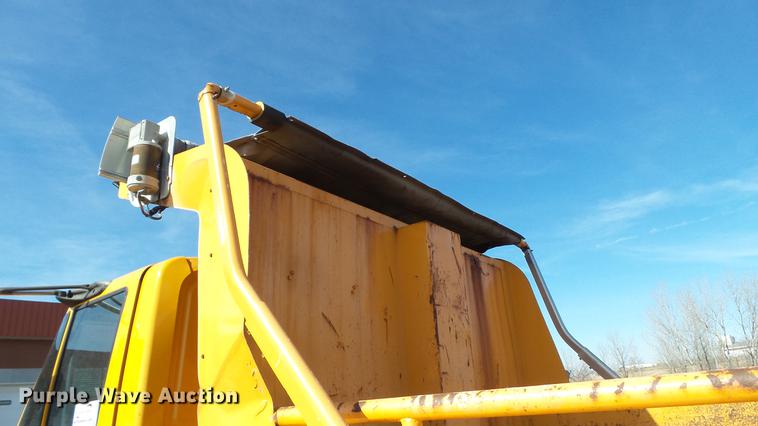 image for item DC5657 2006 International 7400 dump truck