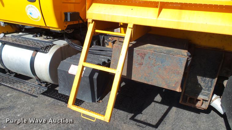 image for item DC5657 2006 International 7400 dump truck