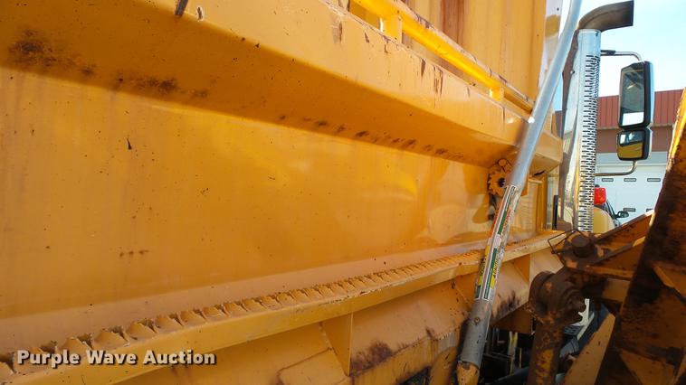 image for item DC5657 2006 International 7400 dump truck