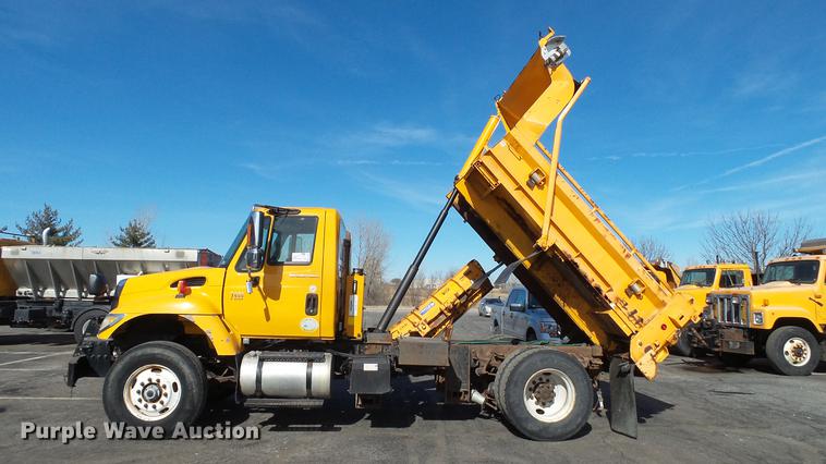 image for item DC5657 2006 International 7400 dump truck