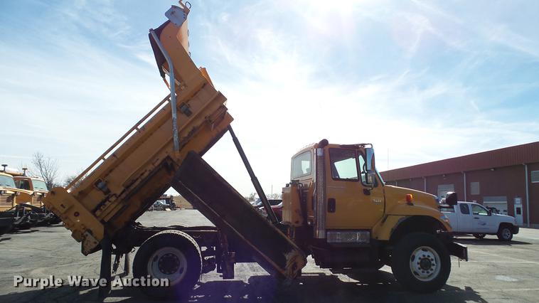 image for item DC5657 2006 International 7400 dump truck