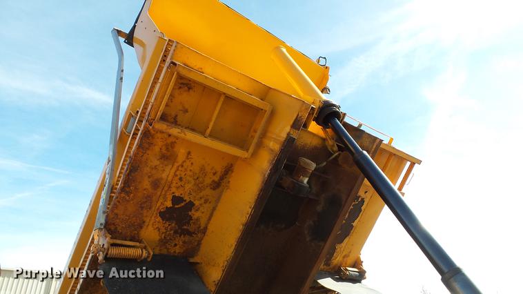 image for item DC5657 2006 International 7400 dump truck