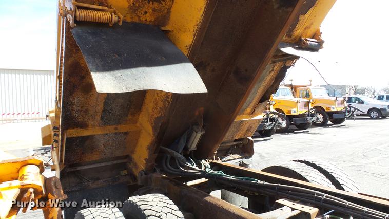 image for item DC5657 2006 International 7400 dump truck