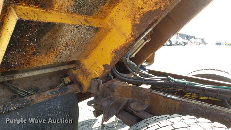 image for item DC5657 2006 International 7400 dump truck